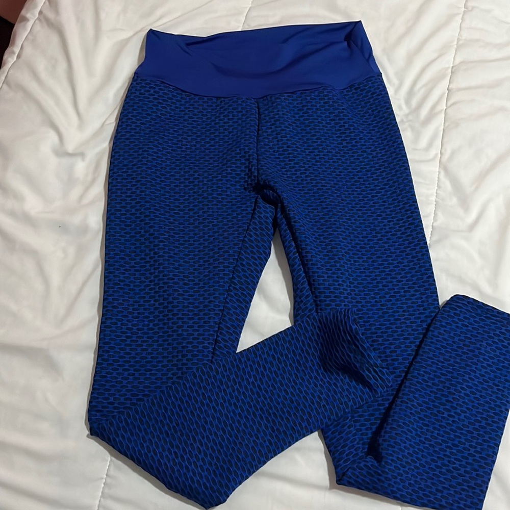 TikTok “scrunch butt” leggings